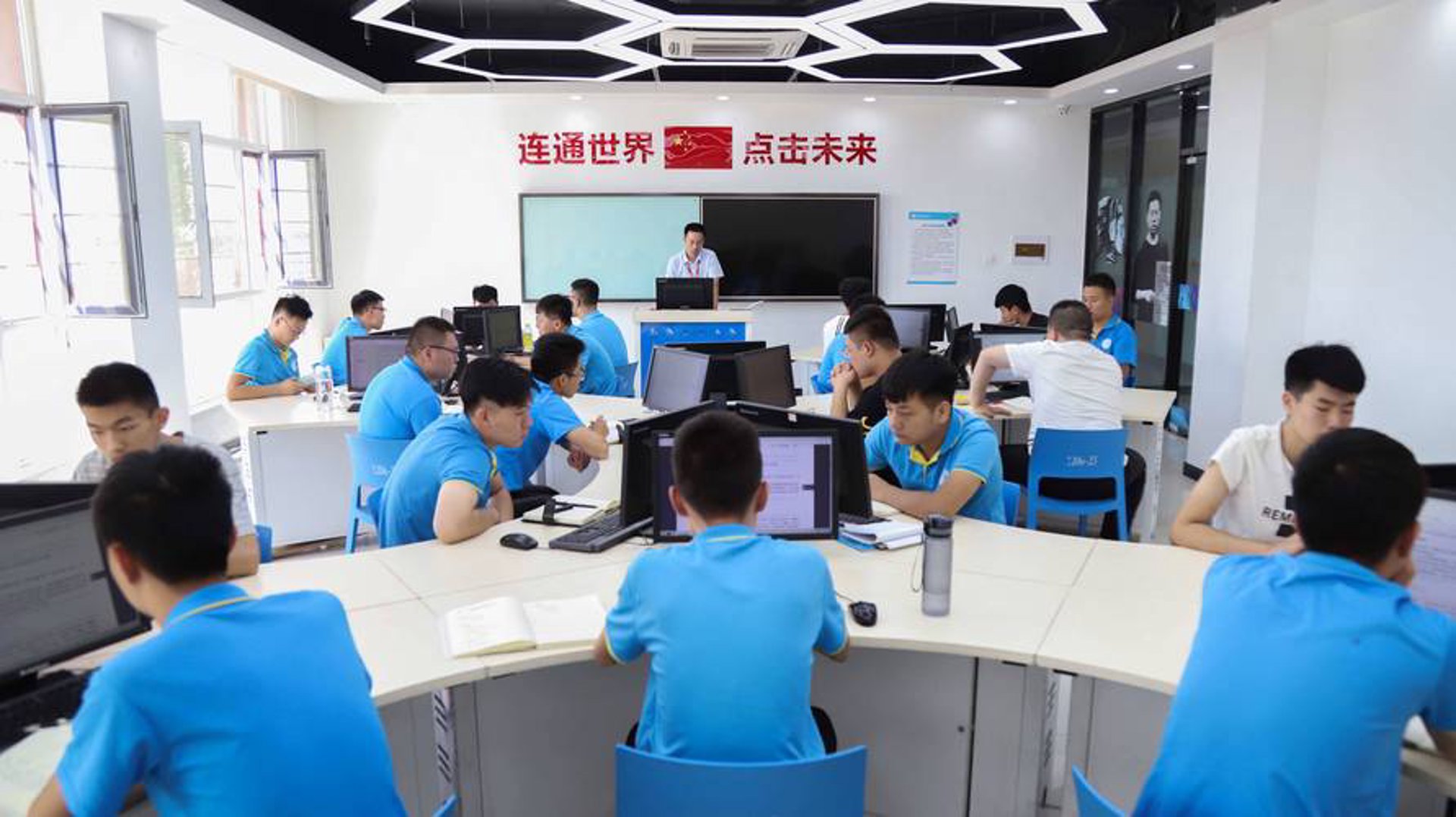 AI驱动下站群系统的技术逻辑与效果评估——基于真实数据的行业观察